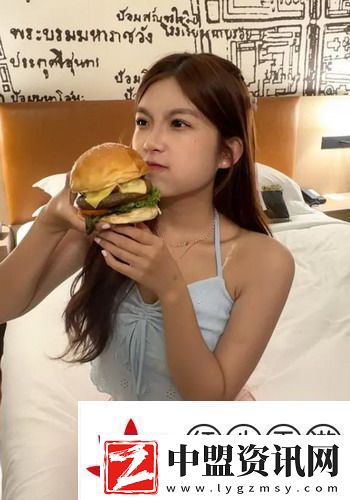 女生胸前兩顆大大的包是什么