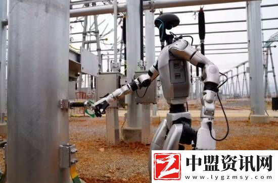 電網(wǎng)新突破！人形機(jī)器人亮相紅河電廠(chǎng)基建現(xiàn)場(chǎng)